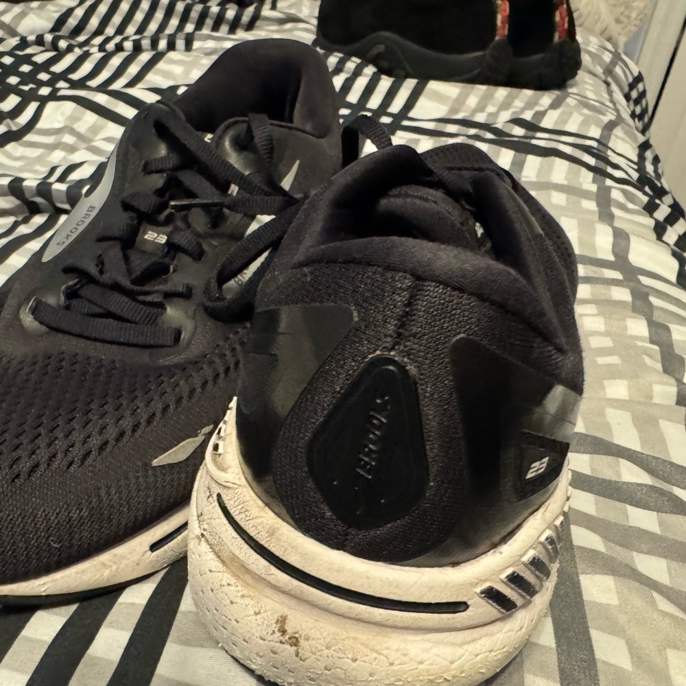 Brooks Men's Black and Gray Athletic Shoes, great condition! - Picture 3 of 11